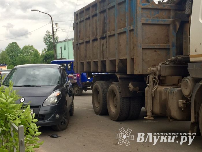 ДТП в Великих Луках: ломовоз «подрезал» легковушку (ФОТО)