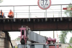 В Великих Луках движение по одной из полос под ж/д путепроводом Лазавица закрыто (ФОТО)