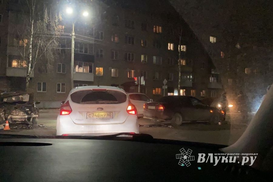 Из-за ДТП в Великих Луках затруднено движение транспорта (ФОТО, ВИДЕО)