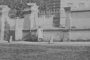 На старинных фото  обнаружилась "девочка-призрак" (фото)