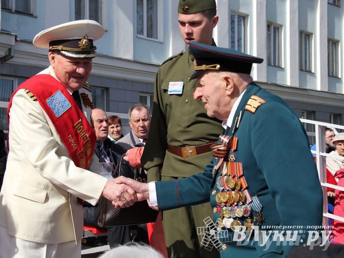 Парад Победы в Великих Луках (фото)