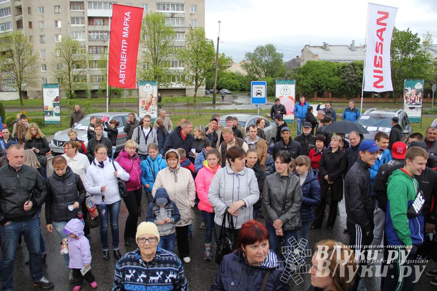 В Великих Луках прошла «Весенняя автоярмарка Великие Луки — 2015» (фото)