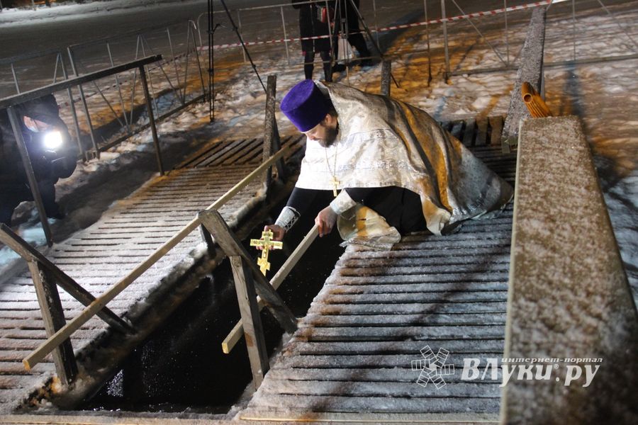 В Великих Луках проходят крещенские купания (ФОТО)