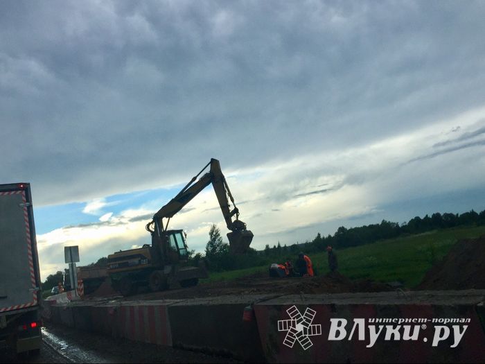 Пробка на трассе М9 на выезде из Великих Лук (ФОТО)