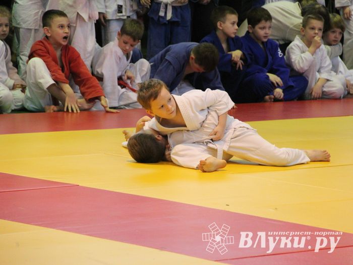 В Великих Луках прошли соревнования, посвященные памяти героев 6-й роты (ФОТО)