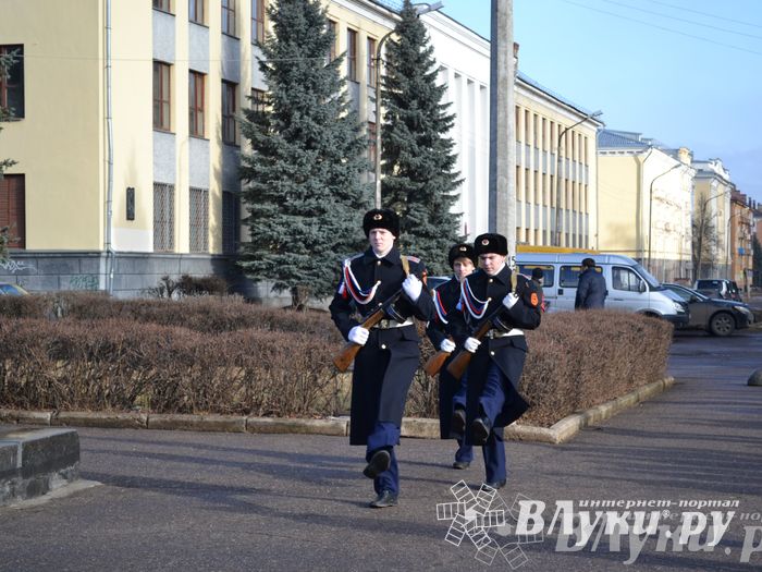 День защитника отечества в Великих Луках отметили памятным митингом и салютом