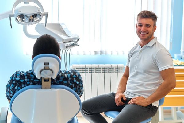 «Денталюкс» поздравляет и дарит скидки