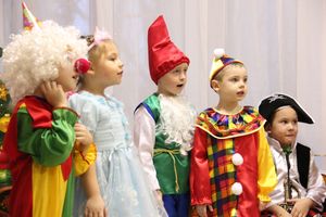 В детских садах Великих Лук проходят новогодние утренники (ФОТО)