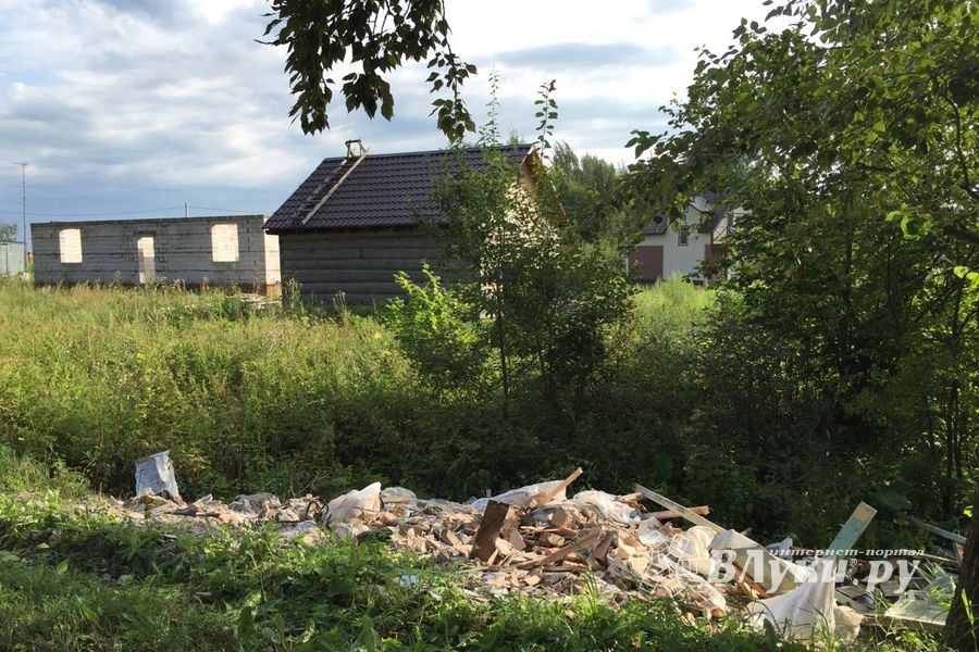 На обочину трассы Булынино-Невель выбрасывают даже автомобили (ФОТО)