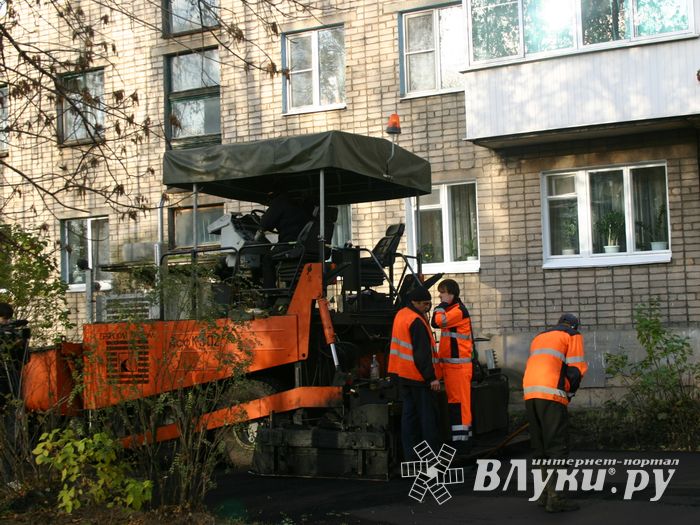 Глава администрации проследил за ходом ремонта дворовых территорий