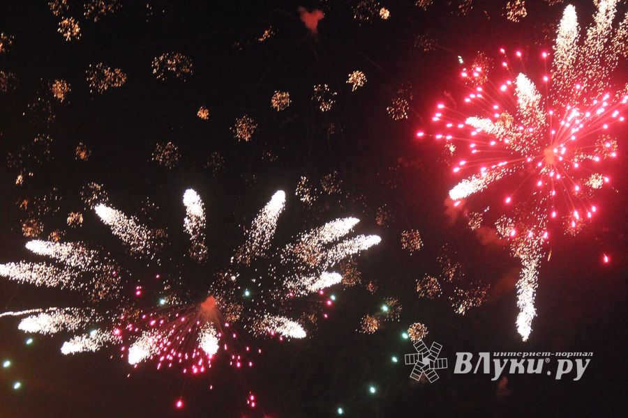 Праздничный концерт и салют в честь Дня Победы в Великих Луках (ФОТО)