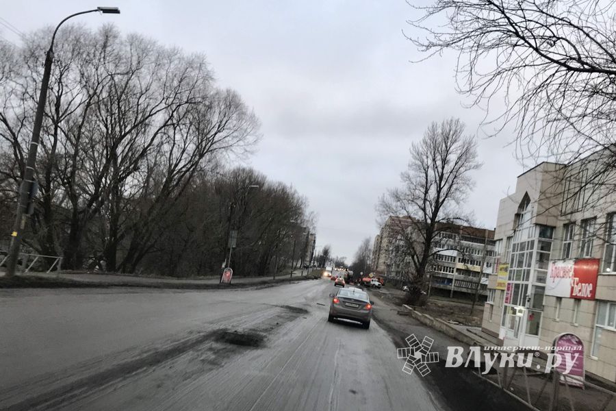 На улице Холмской устранили прорыв в водопроводе (ФОТО)