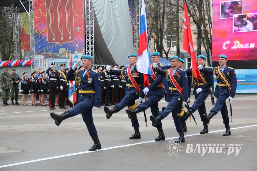 В Великих Луках прошел Парад Победы (ФОТО)
