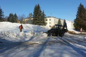 ФОТОФАКТ: В центральном городском парке чистят снег