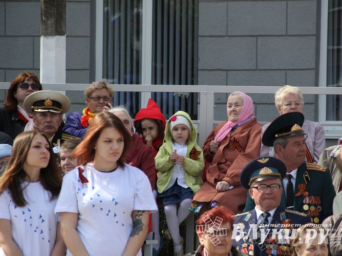 Парад Победы в Великих Луках (фото)