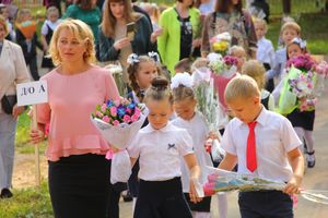 1 сентября в школах Великих Лук прошли Торжественные линейки (ФОТО)