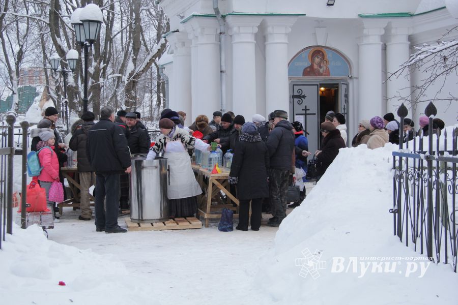 Великолучане запасаются святой водой (фото)