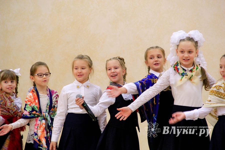 В Великих Луках поздравляют мам (ФОТО)