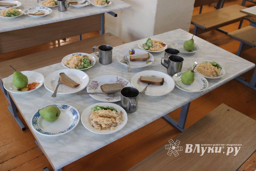 В школах Великих Лук проводят анкетирование по питанию младшеклассников (ФОТО)