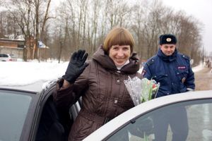В Великих Луках инспекторы ГИБДД вручили цветы женщинам за рулём (ФОТО)