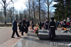 День защитника отечества в Великих Луках отметили памятным митингом и салютом