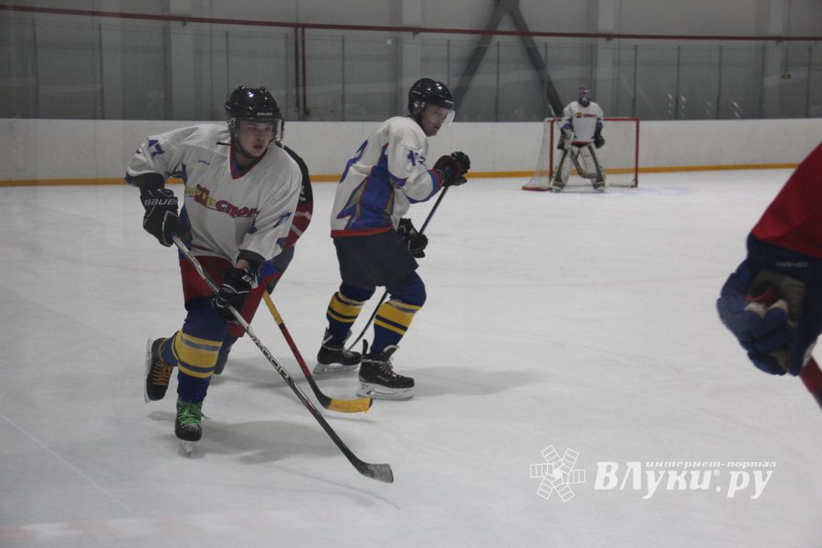 Две великолукские команды хоккеистов одержали победы в домашних матчах (ФОТО)