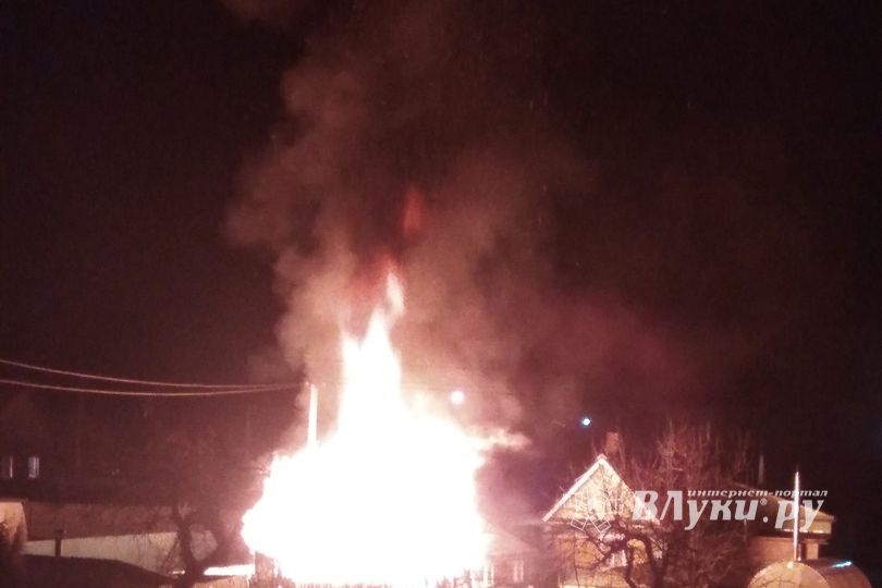 В Великих Луках пожар в жилом секторе (ФОТО)