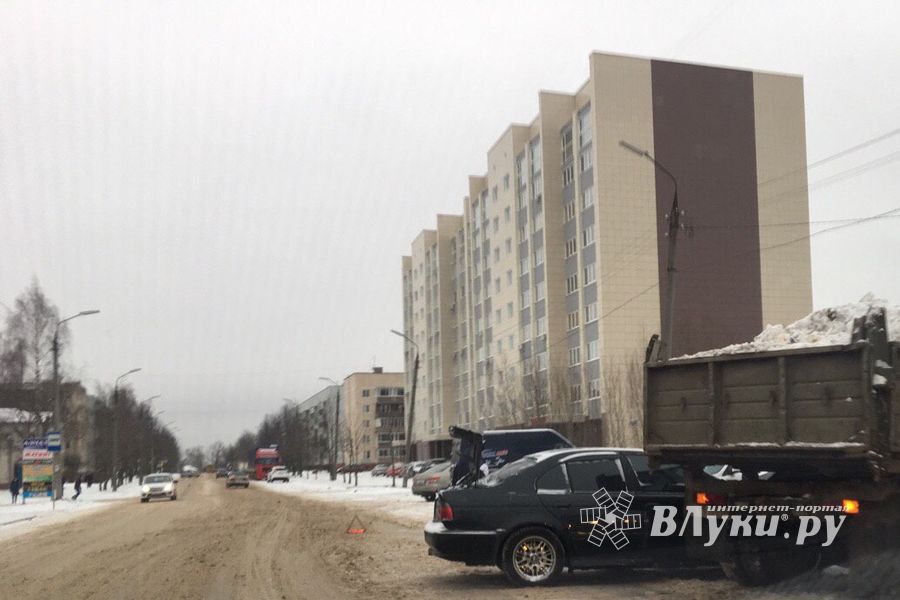 В Великих Луках БМВ «улетел» под грузовик со снегом