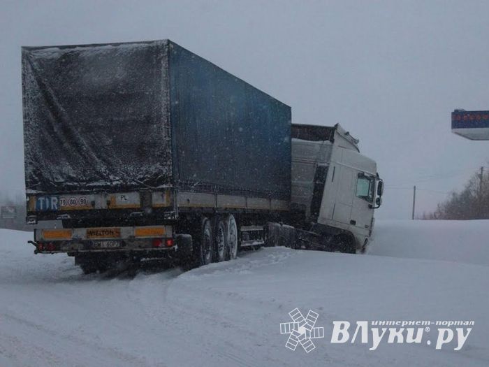 Дальнобойщик вылетел в кювет в Невельском районе из-за снегопада