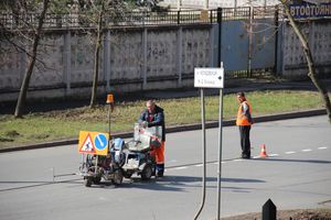 ФОТОФАКТ: В Великих Луках обновляют дорожную разметку