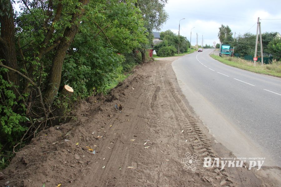 На Новосокольнической расширили и очистили обочину (ФОТО)