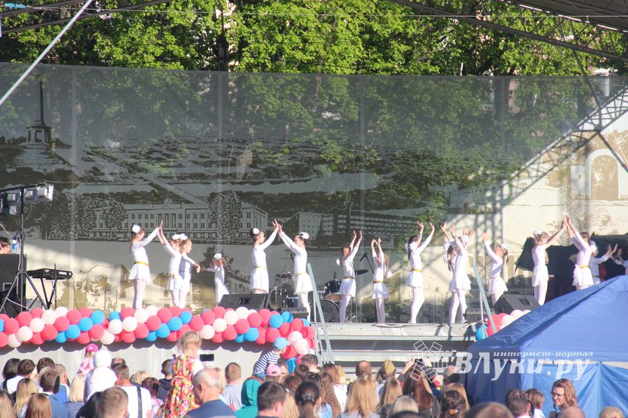 Праздничный салют в честь Дня Победы был дан в Великих Луках (ФОТО)