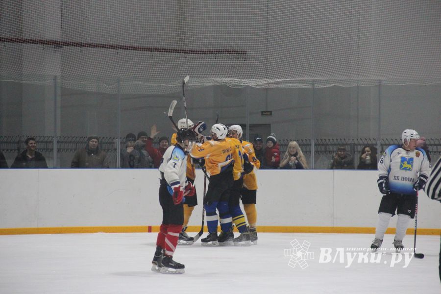 Две великолукские команды хоккеистов одержали победы в домашних матчах (ФОТО)