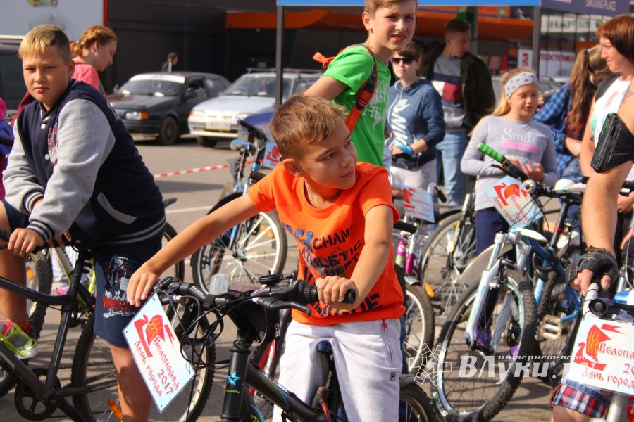 В Великих Луках прошёл Велопарад (ФОТО)