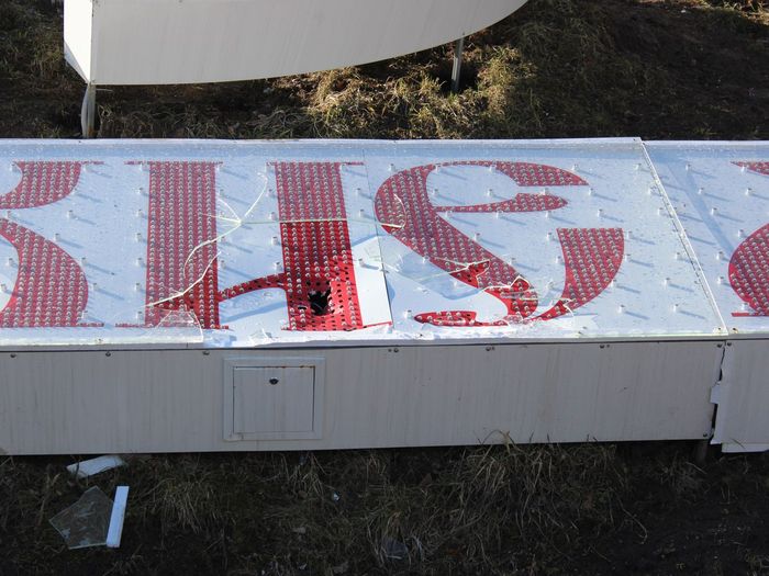 Фотофакт: У кого в Великих Луках руки чешутся?