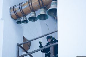 Андрей Турчак поприветствовал архиерея Великолукской епархии на Псковской земле и вручил «чашу терпения» (фото)