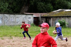 Ребята из пришкольных лагерей соревновались в «Весёлых стартах» (ФОТО)