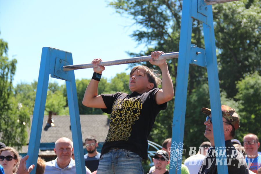 В Великих Луках состояли соревнования по подтягиванию на турнике (фото)