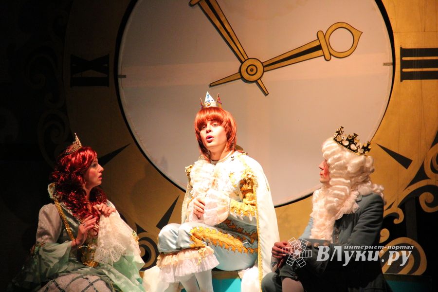 «Принцессу на горошине» и «Свинопаса» показал Великолукский драматический театр (фото)