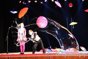 Шоу магических зонтиков и мыльных пузырей увидели юные великолучане