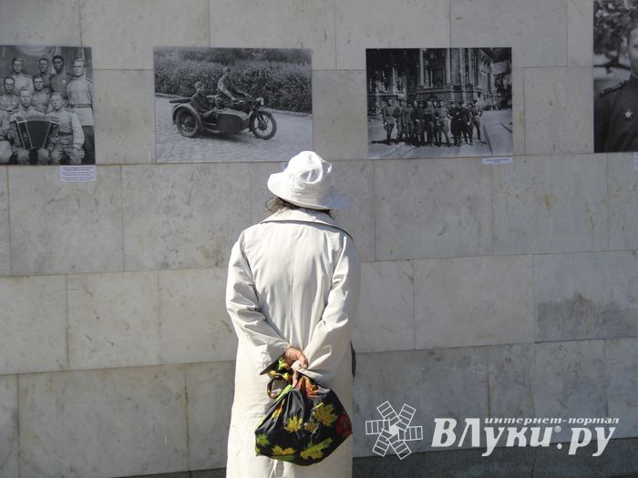 По центральному проспекту Великих Лук прошёл  «Бессмертный полк» (0+) (ФОТО)