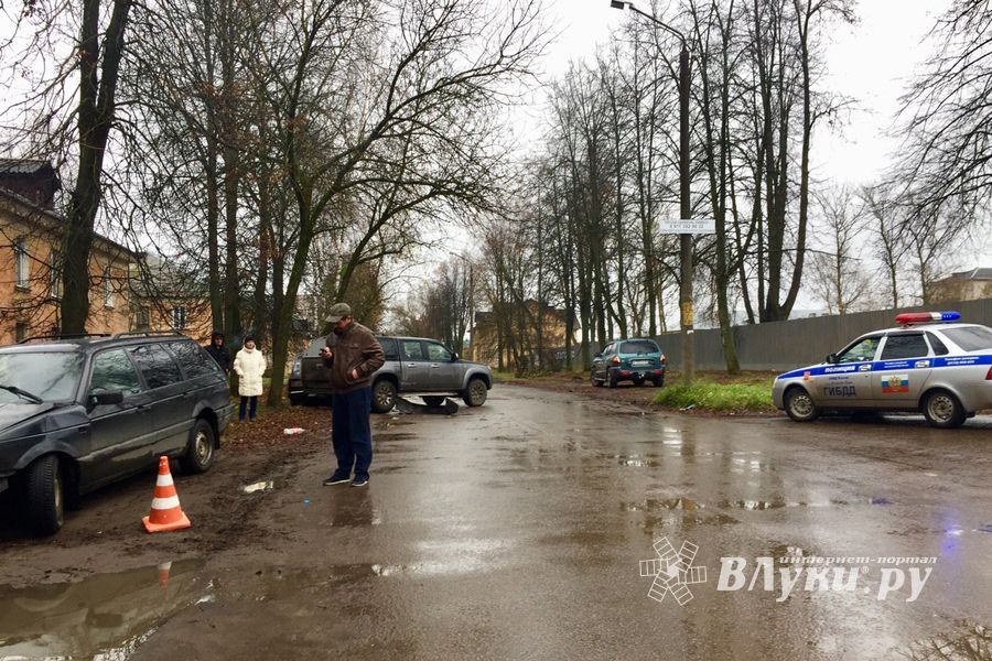В Великих Луках, на ул. Заслонова, произошло ДТП с тремя автомобилями (ФОТО)