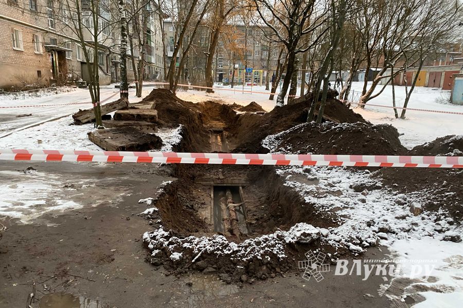 В Великих Луках восстанавливают теплоснабжение на улице Зенцовской (ФОТО)
