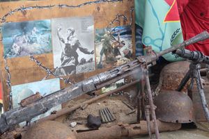 Великолучанам показывают армейскую технику и кормят кашей (6+) (ФОТО)