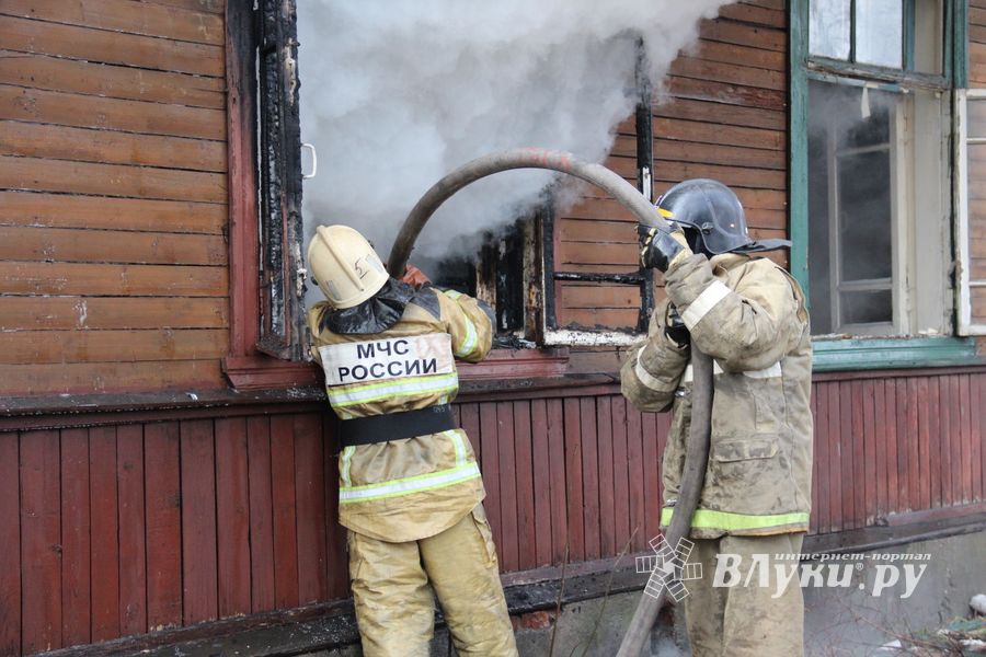 В Великих Луках на проспекте Гагарина горел барак (ФОТО)
