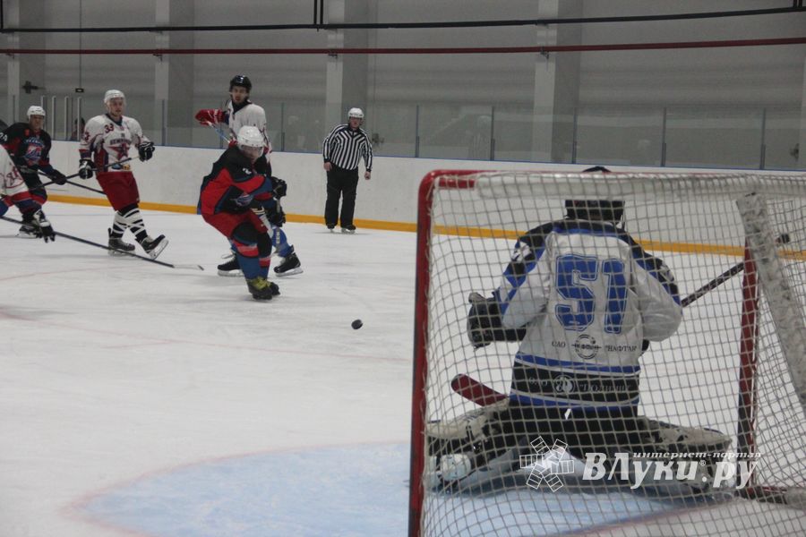 Две победы у великолукских хоккейных команд (ФОТО)