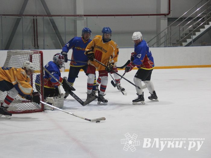 Великолукские хоккейные клубы провели матч в рамках чемпионата города (ФОТО)