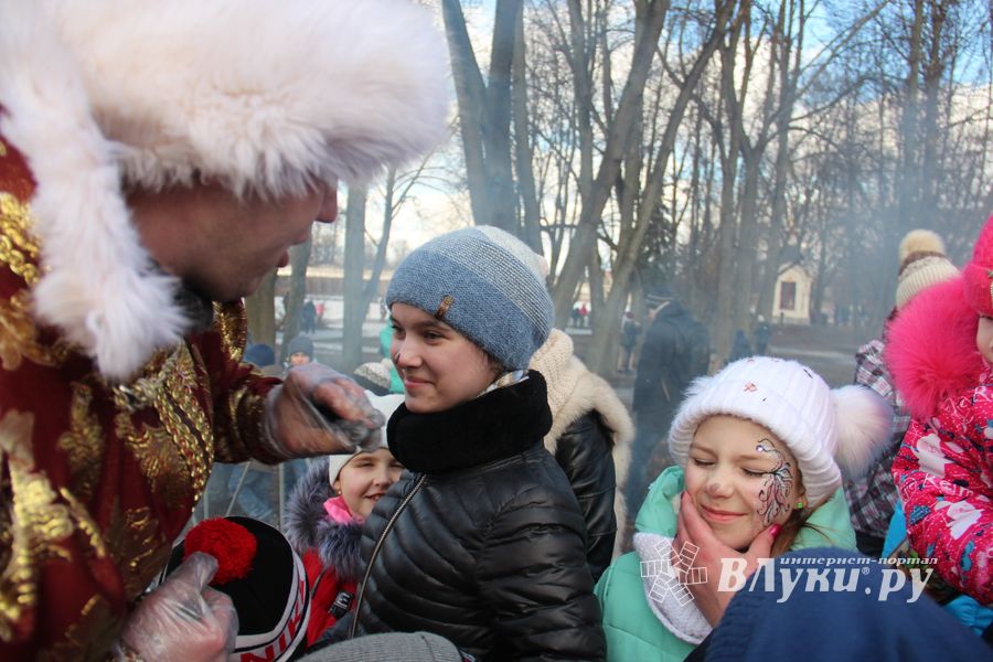 В Великих Луках широко отметили Масленицу (ФОТО)