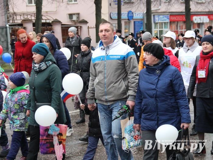В Великих Луках прошло праздничное шествие (ФОТО)