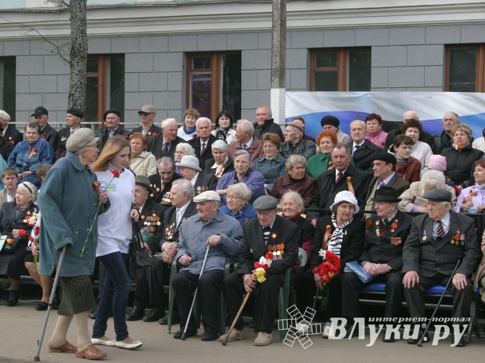 В Великих Луках прошел Военный парад